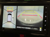 パノラミックビューモニターシステムが付いているので車の上から見た映像が確認できますよ。 一目で車両周辺の情報を確認できますが、直接安全をご確認下さい。