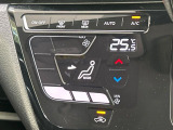 【オートエアコン】一度お好みの温度に設定すれば、車内の温度を検知し風量や温度を自動で調整。暑い&hellip;寒い&hellip;と何度もスイッチ操作をする必要はありません。快適な車内空間には必須の機能ですね♪