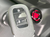 【Hondaスマートキー】カバンやポケットに入れたままでもドアの施錠・解錠が可能なスマートキーを装備。エンジンのオン・オフ時もカギを取り出す必要が無いからとっても便利です♪