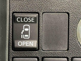 助手席側後部座席はパワースライドドアになっています。車内のスイッチで操作できるほか、車外からはワンタッチオープン、リモコン操作で予約ロック機能が操作できます。