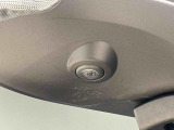 サイドカメラ 車両の前後左右に搭載した4つのカメラにより、車庫入れや狭い道でのすれ違いをしっかりサポートするパノラマモニター対応カメラが付いてます
