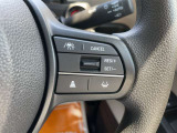 【クルーズコントロール】アクセル操作なしで一定速度を保つ機能。先行車との距離を自動調整する追従型が主流で、高速走行時の疲労を劇的に軽減します。長距離移動が多いお客様への商談では必須の快適装備です。