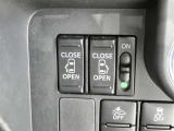 電動スライドドアのスイッチで車内からもスライドドアの開閉ができます。イージークローザー機能で半ドアになることも防止してくれます。