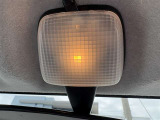 室内ライトは温かみのある電球色です。