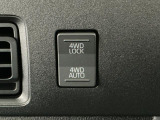 【切替式4WD(四輪駆動)】スイッチで2WD&hArr;4WDを切替え、目的に合った選択が可能です!4WDでは砂利道や沼るみの悪路、雪や雨の日などの滑りやすい路面で安全性を高めます!
