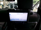運転席背面にリア席用モニターが付いています。