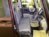 ベンチシートは、運転席と助手席の移動もスムーズ! 狭い駐車場での乗り降りや、お子様の乗り降りにも便利です。