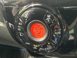【オートエアコン】一度お好みの温度に設定すれば、車内の温度を検知し風量や温度を自動で調整。暑い&hellip;寒い&hellip;と何度もスイッチ操作をする必要はありません。快適な車内空間には必須の機能ですね♪