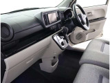 高いホールド性で運転姿勢が安定します。長距離ドライブでも疲れにくいのが魅力です。快適なドライビングライフをお送りください♪