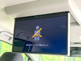【後席モニター】家族や友人とお出かけする機会が多い方に大人気の後席モニターを装備!見やすい位置に画面がありテレビやDVDの視聴も快適!友達もお子様も、後席にしか乗らなくなるかも??