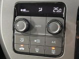 【オートエアコン】一度お好みの温度に設定すれば、車内の温度を検知し風量や温度を自動で調整。暑い&hellip;寒い&hellip;と何度もスイッチ操作をする必要はありません。快適な車内空間には必須の機能ですね♪