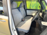 運転席シート廻りは使用感も少なく、良好な状態となっています。前オーナー様が丁寧に使っていたことがよくわかりますね。