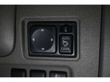 狭い場所も苦になりません。電動格納ドアミラー装備。