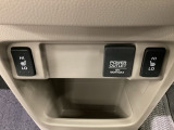 前席の左右別々のシートヒータースイッチが付いています。HiとLoの2段階で温度設定ができます。 スイッチの間にはアクセサリーソケットがついており、周辺には物が置けるボックスがついています。