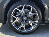 BMW純正20インチホイール。洗練されたデザインで、足元の個性を引き立てます。