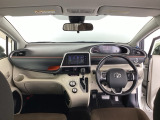 運転席は、大きな座面と包み込むような背もたれがドライバーの身体全体をしっかり支えます。上質なシート素材と座り心地のよいクッションを採用し、長時間の運転やコーナーの多い道も快適です