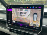 アラウンドビューモニター付きバックカメラ。4台のカメラを駆使して、運転席から確認しずらい周囲の状況をディスプレイ表示。駐車時の安心感を高めます。