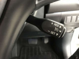 アダプティブクルーズコントロール機能付きです。走行中に先行車の様子を検知しながら、設定した車速の範囲内で先行車との距離のキープを支援します。詳細は販売店スタッフまでおたずねください。