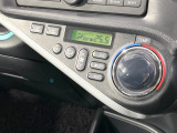 【オートエアコン】一度お好みの温度に設定すれば、車内の温度を検知し風量や温度を自動で調整。暑い&hellip;寒い&hellip;と何度もスイッチ操作をする必要はありません。快適な車内空間には必須の機能ですね♪