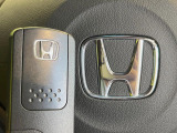 【Hondaスマートキー】カバンやポケットに入れたままでもドアの施錠・解錠が可能なスマートキーを装備。エンジンのオン・オフ時もカギを取り出す必要が無いからとっても便利です♪