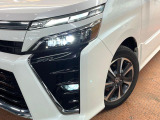 【LEDヘッドライト】悪天候や夜間走行時も良好な視界を確保し安心して運転できる高輝度LEDヘッドライトを装備!点灯速度が早く、消費電力も抑えられています。