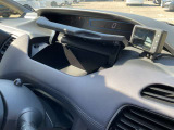 運転席前に便利な小物入れが付いています。右側には、USB充電ポートが付いてます。別売りのケーブルを接続して、充電などにご利用下さい。