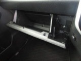 ダッシュボードには、十分な容量の収納BOXがあり、いつもすっきりとした車内、ほしい場所にちょうど良い収納を備えてます。色々しまえて便利ですよ!