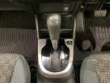 CVT車のセレクトレバーです。低速から高速まで、変速ショックのないスムーズな走りを実現するとともに、エンジン効率のよい領域を維持することで燃費にも貢献します。