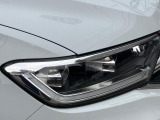 先進のIQ.LIGHT搭載 22個のLEDライトが前方の道路状況を検知し照射エリアを確保。