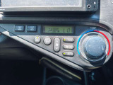 一度お好みの温度に設定すれば、車内の温度を検知し風量や温度を自動で調整。暑い&hellip;寒い&hellip;と何度もスイッチ操作をする必要はありません。快適な車内空間には必須の機能ですね。