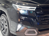【LEDヘッドライト】悪天候や夜間走行時も良好な視界を確保し安心して運転できる高輝度LEDヘッドライトを装備!点灯速度が早く、消費電力も抑えられています。