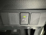 コーナーセンサーを車の前後に装備。障害物までの距離に応じて警告音を変えてお知らせ。縦列駐車時や駐車場・車庫などでの取り回しをサポートします。詳細は販売店スタッフまでおたずねください。