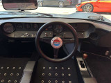 ステアリングに刻まれたGT40のエンブレムは単なる飾り物ではありません。