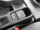 電動パーキングブレーキ!手動で操作するほかに、特定の操作に連動させてパーキングブレーキの作動と解除が行えます。オートブレーキホールドは、ブレーキペダルから足を離しても保持し、車を一時的に停止させます