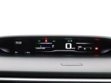 メーター中央にデジタル表示のスピードメーターを配した横基調のデザインで、視線移動が少なく見やすいメーターです。マルチインフォメーション・ディスプレイでは平均燃費や航続可能距離などの情報が得られます。