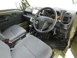 シンプルで使いやすいデザインの運転席です。