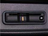 装備されているビルトインタイプのホンダ純正ETC車載器です。セットアップしてからご納車致します。ETCカードを差し込めば高速道路の出入り口ゲートを楽々通過出来ます。