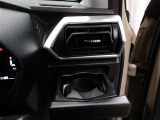 運転席のカップホルダーはエアコンの吹き出し口にありますので冷やしたり温めたりすることが出来ます☆
