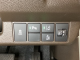 ハンドルの右側にはヘットライトリベライザーとHondaセンシング用のメインスイッチがついています。ヘッドライトリベライザーは道路状況や積荷の加重に応じてライトの高さを調節できます。
