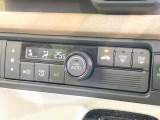 【オートエアコン】一度お好みの温度に設定すれば、車内の温度を検知し風量や温度を自動で調整。暑い&hellip;寒い&hellip;と何度もスイッチ操作をする必要はありません。快適な車内空間には必須の機能ですね♪