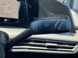 右ワイパーレバーはオートワイパー機能搭載。レバーを一段階上にあげることでオートワイパーが作動。つまみで感度調節が可能です。運転に集中できる便利機能です。