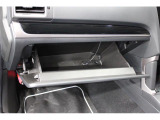 車検証ケースや取扱説明書は助手席の大型グローブボックスに収納可能。