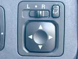 【電動格納ミラー】サイドミラーは電動格納式となっており、狭い駐車場でもキズがつくリスクを抑えられます。