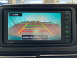 【バックカメラ】 駐車時に車両後方の様子を見ることができるので、運転の不安を軽くします。