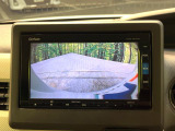 【バックカメラ】駐車時に後方がリアルタイム映像で確認できます。大型商業施設や立体駐車場での駐車時や、夜間のバック時に大活躍!運転スキルに関わらず、今や必須となった装備のひとつです!