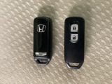 スマートキーを装備しています。鍵を差し込むことなくドアロックの開け閉めと、スタートボタン操作でのエンジンスタートができます。スペアキーも同じものを用意しております。