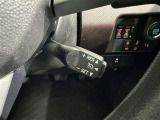 クルーズコントロール機能が付いています。 速度を設定するとアクセルを踏まなくても一定の速度で走ることができます。  高速道路ではとても便利な装置なんです。