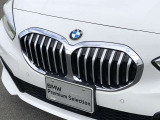 左右のキドニー・グリルの中心にはBMWのエンブレムが鎮座し、個性を放つデザイン性を兼ね備えました。