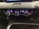 運転席・助手席、それぞれで温度調節が可能なオートエアコンです。シートヒーター付きなので、寒い日も快適です。