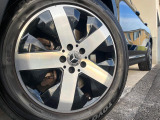 ●純正アルミホイール:輸入車ならではの卓越した走りを支えるホイールと足回りです!日本車の走りに慣れている方にもぜひ体感して頂きたい程高いレベルでまとまっています!